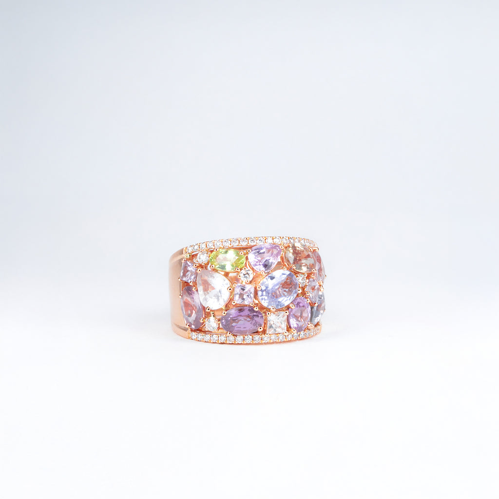 Bague ajourée en or rose, saphirs multicolores et diamants