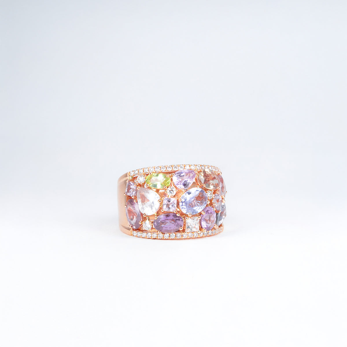 Bague ajourée en or rose, saphirs multicolores et diamants