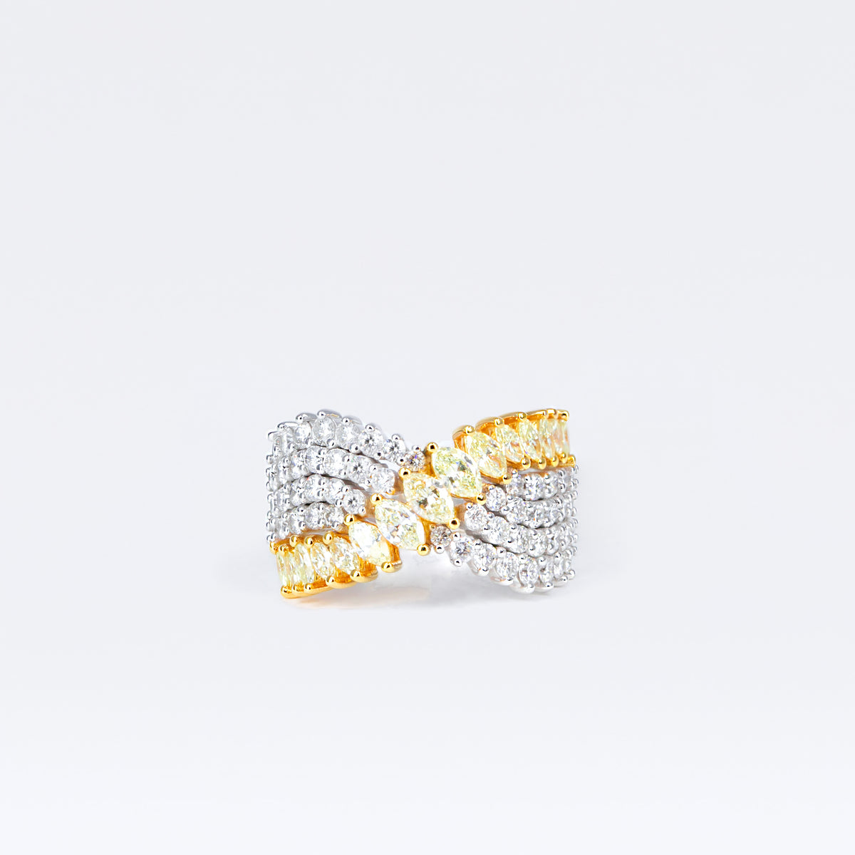 Bague modèle 67906 en deux ors avec diamants jaunes taille navette et pavage de diamants