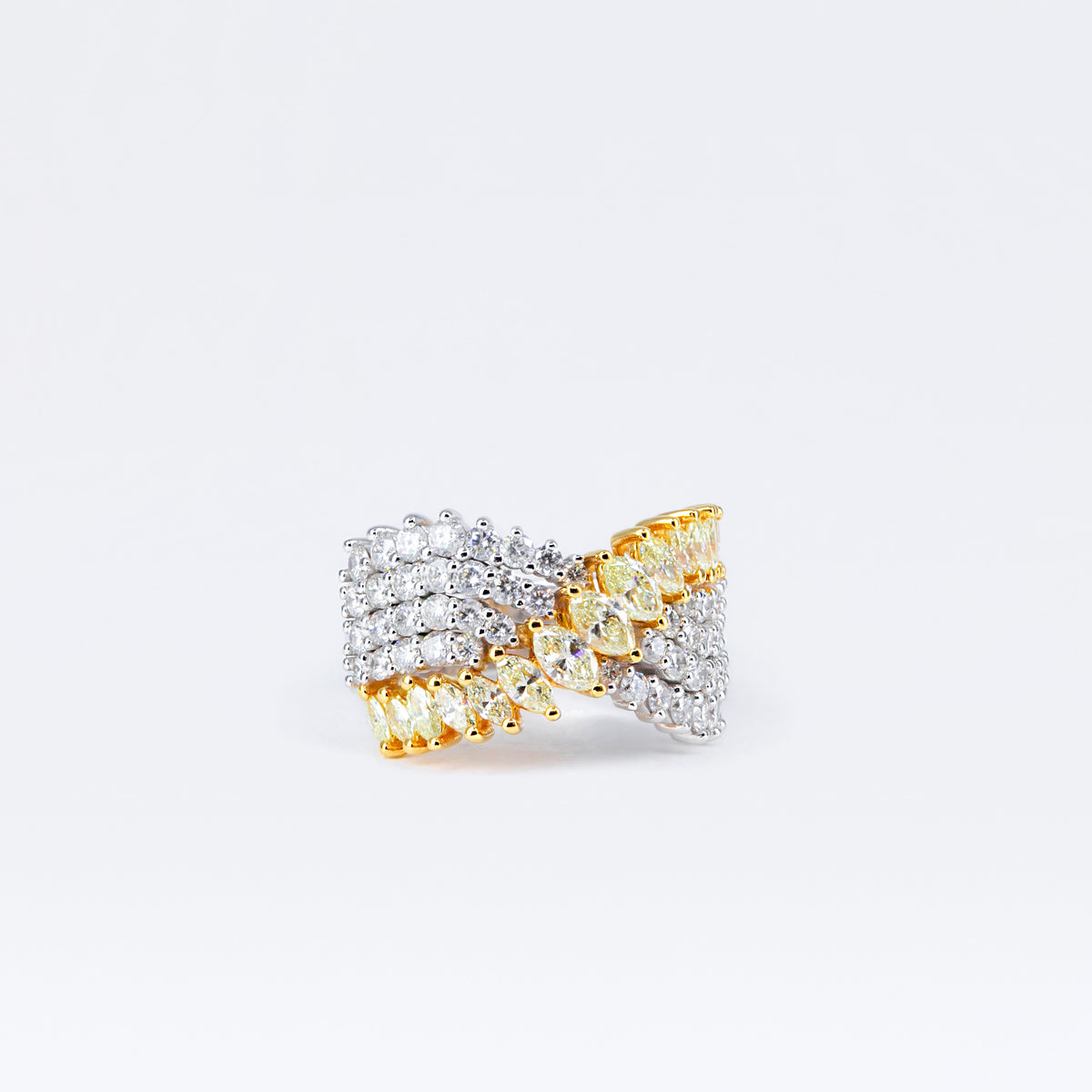 Bague en or blanc et or jaune 18K sertie de diamants jaunes navette et diamants taille brillant