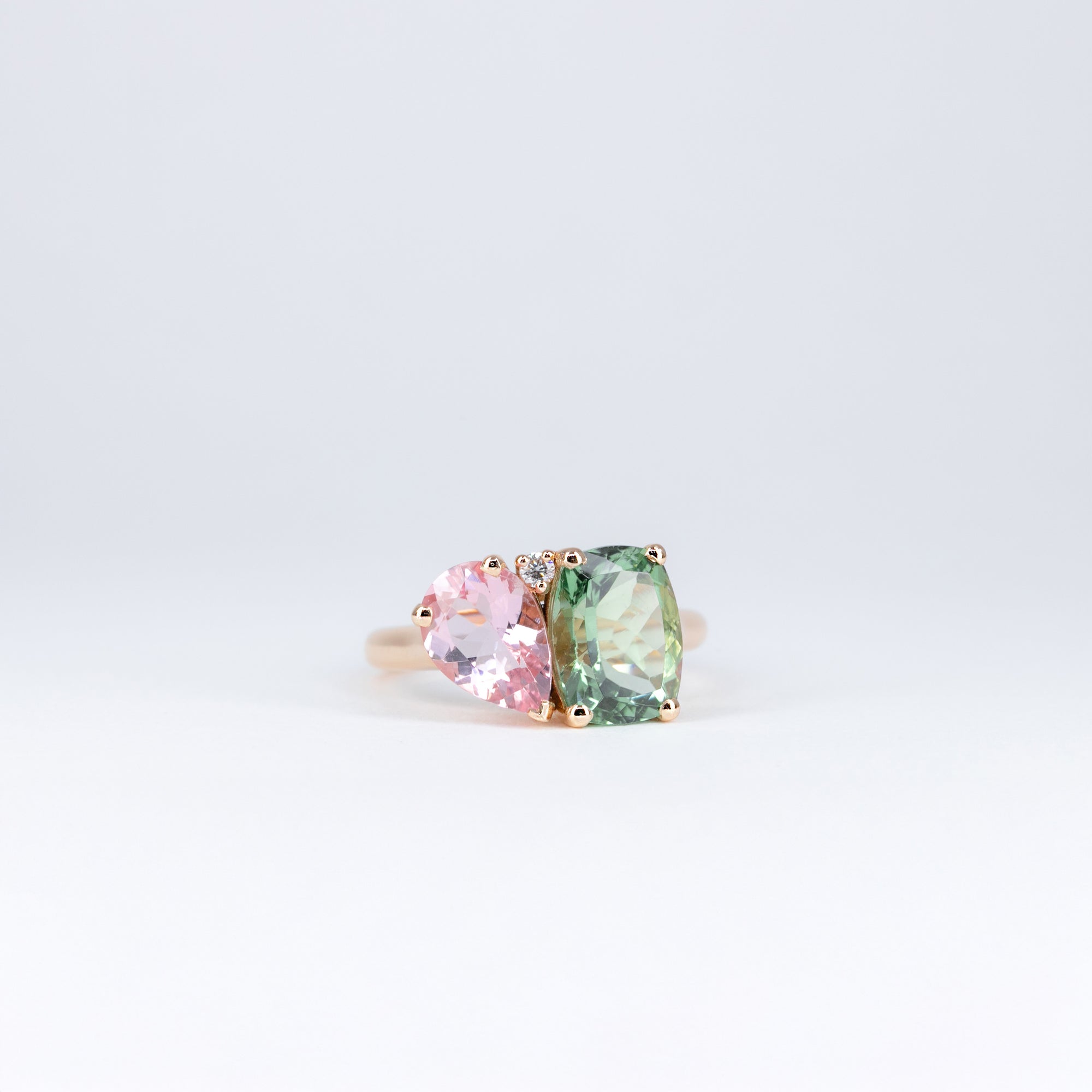 Bague or rose et tourmalines de couleur