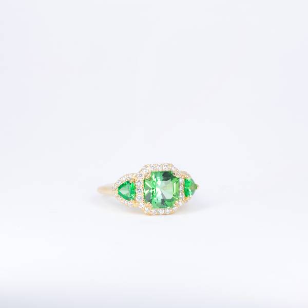 Bague en or jaune, tourmaline, tsavorites et diamants.